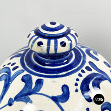 Charger l'image dans la galerie, Vase with lid in blue and white majolica, 1715