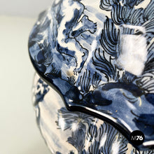 画像をギャラリービューアに読み込む, Vase in white and blue ceramic, 1900-1950s