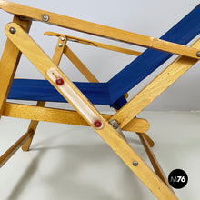 画像をギャラリービューアに読み込む, Deck chair in blue fabric and wood by Fratelli Reguitti, 1960s