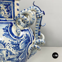 Charger l'image dans la galerie, Vase with lid in blue and white majolica, 1715