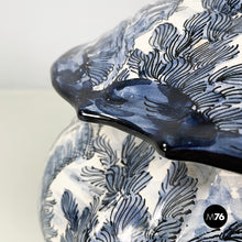 画像をギャラリービューアに読み込む, Vase in white and blue ceramic, 1900-1950s