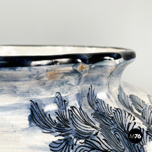 画像をギャラリービューアに読み込む, Vase in white and blue ceramic, 1900-1950s