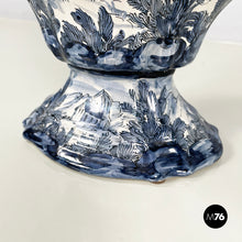 画像をギャラリービューアに読み込む, Vase in white and blue ceramic, 1900-1950s