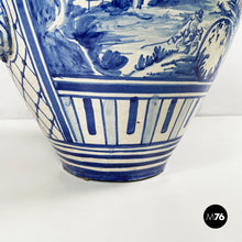 Charger l'image dans la galerie, Vase with lid in blue and white majolica, 1715