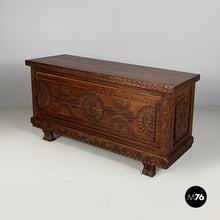 画像をギャラリービューアに読み込む, Chest in engraved wood, 1930s
