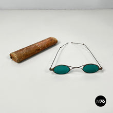 画像をギャラリービューアに読み込む, Sunglasses in green glass and metal, mid 1900s