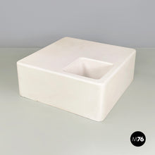 画像をギャラリービューアに読み込む, White fiberglass coffee table with vase holder, 1970s
