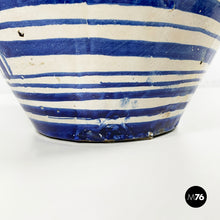 Charger l'image dans la galerie, Vase with lid in blue and white majolica, 1715