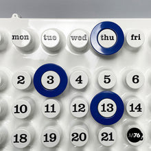 将图片加载到图库查看器,Blue rings for the perpetual wall calendar by Ring A Date, 2020s