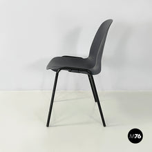 画像をギャラリービューアに読み込む, Stackable chairs in grey plastic and black metal, 2000s