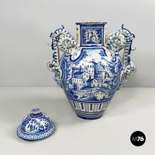 Charger l'image dans la galerie, Vase with lid in blue and white majolica, 1715