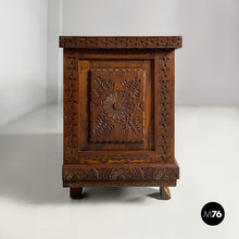 画像をギャラリービューアに読み込む, Chest in engraved wood, 1930s