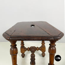 画像をギャラリービューアに読み込む, Stools in finely crafted wood, 1600-1800s