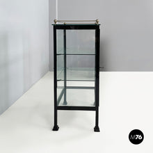 画像をギャラリービューアに読み込む, Display cabinet in glass and black metal, early 1900s