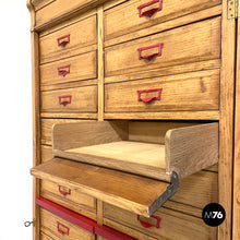 画像をギャラリービューアに読み込む, Archive in wood and red metal, 1940s