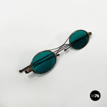 画像をギャラリービューアに読み込む, Sunglasses in green glass and metal, mid 1900s