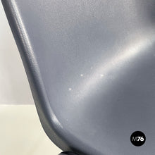 画像をギャラリービューアに読み込む, Stackable chairs in grey plastic and black metal, 2000s