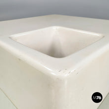画像をギャラリービューアに読み込む, White fiberglass coffee table with vase holder, 1970s