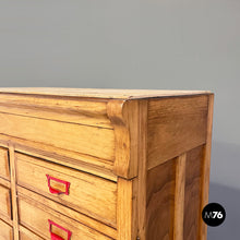 画像をギャラリービューアに読み込む, Archive in wood and red metal, 1940s