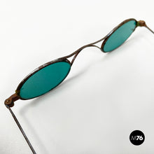 画像をギャラリービューアに読み込む, Sunglasses in green glass and metal, mid 1900s
