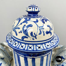 Charger l'image dans la galerie, Vase with lid in blue and white majolica, 1715