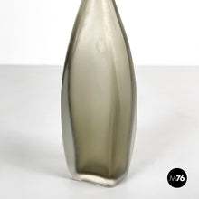 画像をギャラリービューアに読み込む, Decorative bottle with cap by Venini, 1990s