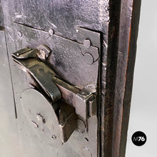 将图片加载到图库查看器,Baroque wardrobe in wood with doors, 1700s