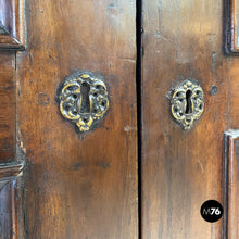 将图片加载到图库查看器,Baroque wardrobe in wood with doors, 1700s