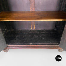 将图片加载到图库查看器,Baroque wardrobe in wood with doors, 1700s