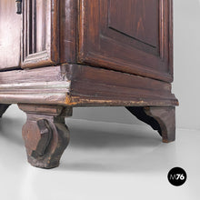 将图片加载到图库查看器,Baroque wardrobe in wood with doors, 1700s