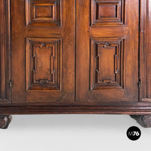 将图片加载到图库查看器,Baroque wardrobe in wood with doors, 1700s