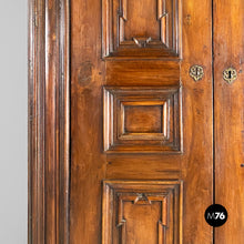 将图片加载到图库查看器,Baroque wardrobe in wood with doors, 1700s