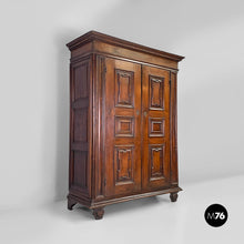将图片加载到图库查看器,Baroque wardrobe in wood with doors, 1700s