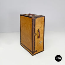 画像をギャラリービューアに読み込む, Leather and cardboard travel trunk, early 1900s