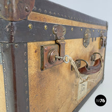 画像をギャラリービューアに読み込む, Leather and cardboard travel trunk, early 1900s