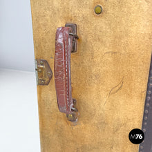 画像をギャラリービューアに読み込む, Leather and cardboard travel trunk, early 1900s