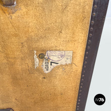 画像をギャラリービューアに読み込む, Leather and cardboard travel trunk, early 1900s