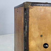 画像をギャラリービューアに読み込む, Leather and cardboard travel trunk, early 1900s