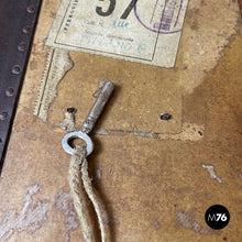 画像をギャラリービューアに読み込む, Leather and cardboard travel trunk, early 1900s