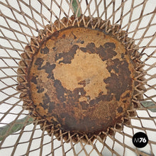 画像をギャラリービューアに読み込む, White and green wrought iron vase holder with decorative dragons, 1900s