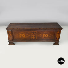 画像をギャラリービューアに読み込む, Wooden chest with inlays and folding top, early 1800s