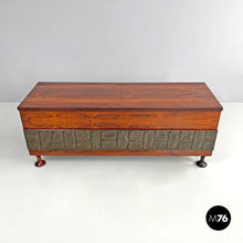画像をギャラリービューアに読み込む, Wooden chest with decorated embossed copper band by Santambrogio and De Berti, 1960s