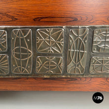 画像をギャラリービューアに読み込む, Wooden chest with decorated embossed copper band by Santambrogio and De Berti, 1960s