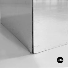 Carica l'immagine nel visualizzatore di Gallery, Mirrored display pedestal, 1980s