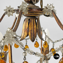 画像をギャラリービューアに読み込む, Amber glass drop chandelier in golden metal, 1930s