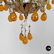画像をギャラリービューアに読み込む, Amber glass drop chandelier in golden metal, 1930s