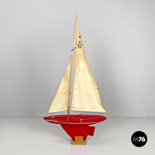 画像をギャラリービューアに読み込む, Red sailing boat model by Star Yacht Birkenhead, 1960s