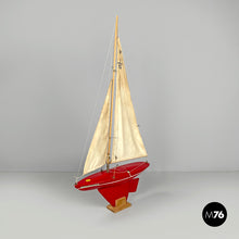 画像をギャラリービューアに読み込む, Red sailing boat model by Star Yacht Birkenhead, 1960s