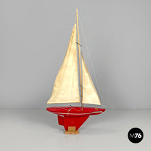 画像をギャラリービューアに読み込む, Red sailing boat model by Star Yacht Birkenhead, 1960s