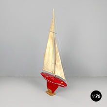 画像をギャラリービューアに読み込む, Red sailing boat model by Star Yacht Birkenhead, 1960s